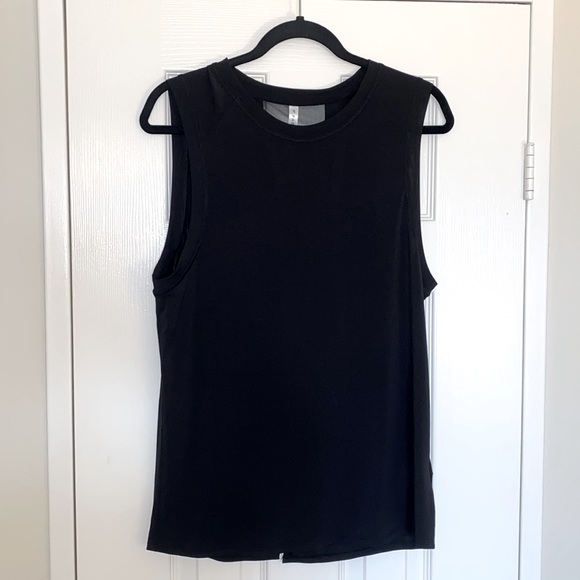 Fabletics work out tank with mesh back - Picture 5 of 10